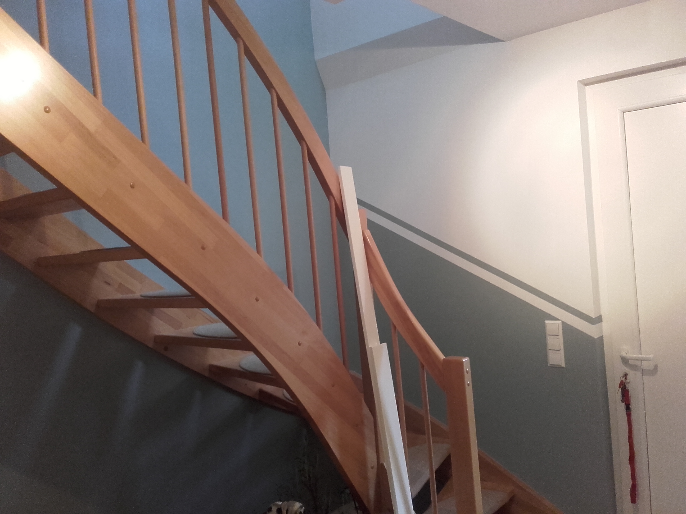 Treppenhaus Wandgestaltung blau-grau